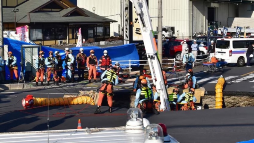 24 Jam Lebih Sopir Truk Masih Terjebak Dalam Sinkhole di Jepang