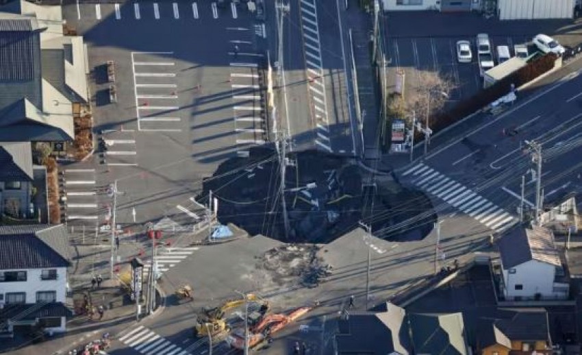 Lubang Raksasa di Jepang Sudah Seukuran Kolam Renang Olimpiade, Seorang Sopir Truk Masih Terjebak