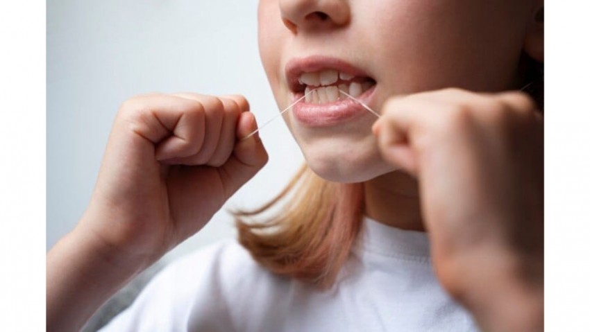 Bersihkan Gigi dengan Benang secara Teratur Kurangi Risiko Terkena Stroke