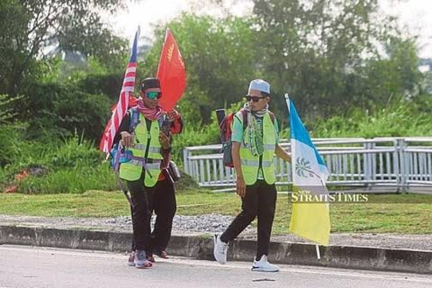 Bertekad Tunaikan Umrah, Dua Bestie Asal Malaysia Jalan Kaki 10.000 Km Sampai Mekkah