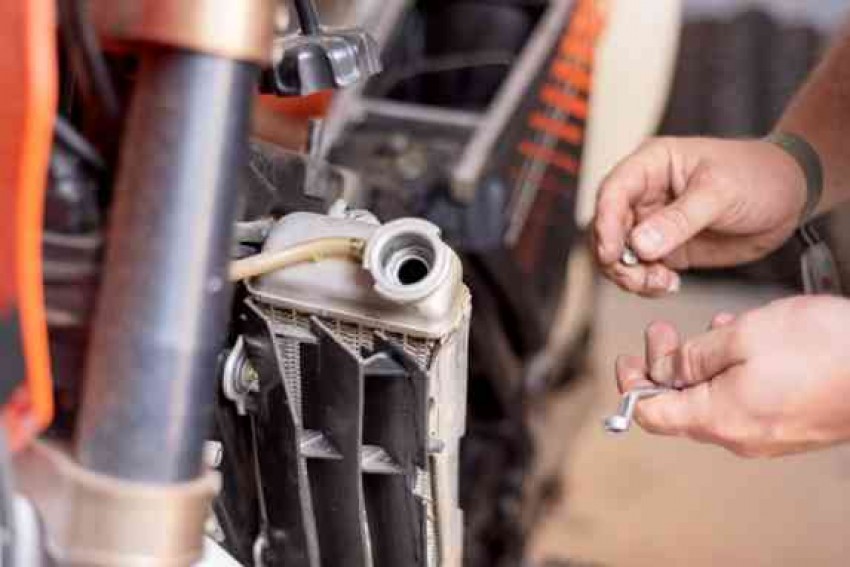 Bener Nggak Sih Air Mineral dan Air Keran Bisa Bikin Radiator Motor Berkarat? Begini Jawabannya!