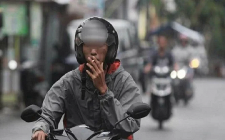 Awas! Merokok Saat di Motor dan Mobil Bisa Kena Denda Rp 750 Ribu