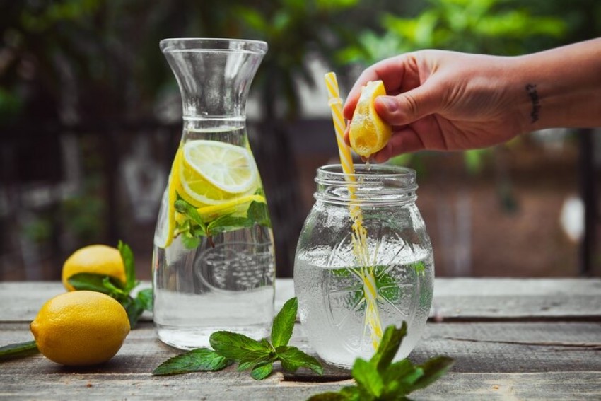 Ahli Nutrisi Luruskan Fakta Minum Air Lemon Panas