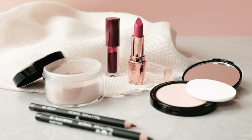 Buat Hijaber, Wajib Sontek Tutorial Makeup Natural Tahan Lama Ini