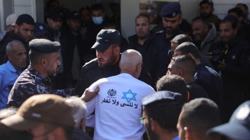 Bakar Seragam Bintang David, Begini Aksi Tahanan Palestina Usai Dibebaskan