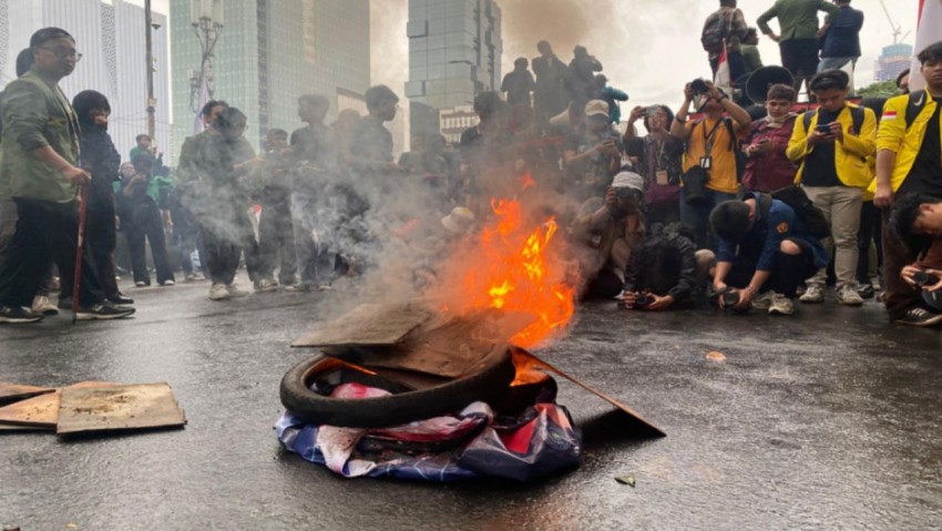 Mahasiswa Bakar Ban dan Bendera saat Demo, Pemerintah Bantah Isu Pemotongan Anggaran
