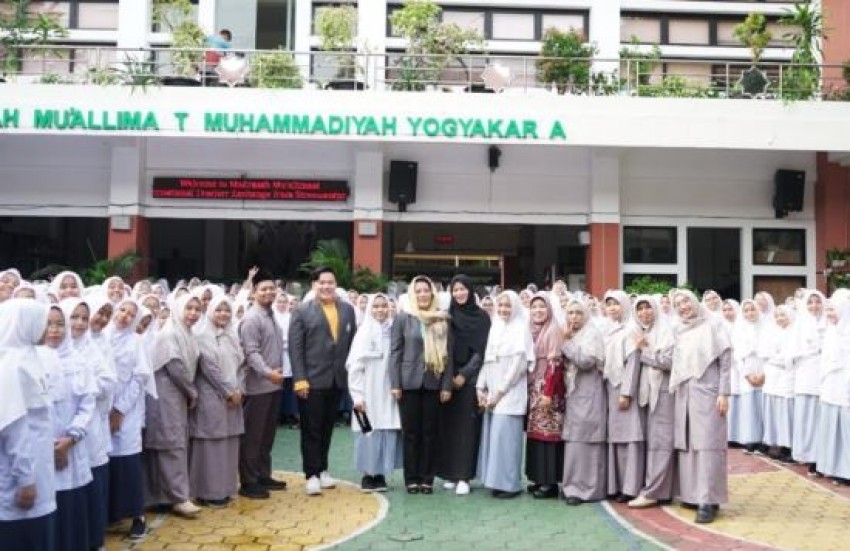 Madrasah Mu'allimaat Muhammadiyah Yogyakarta Kedatangan Guru dari Thailand