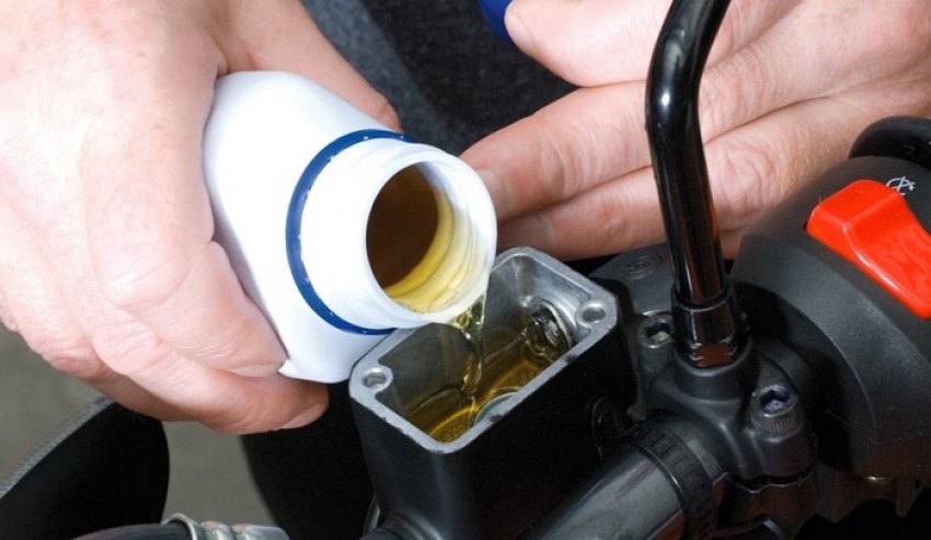 Awas! Jarang Ganti Minyak Rem Motor Bisa Sebabkan Kecelakaan