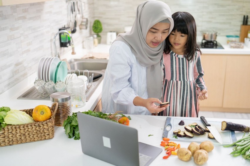 Simak 5 Panduan bagi Ayah Bunda saat Anak Mulai Berpuasa