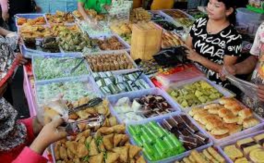 Potret Toleransi di Salatiga, Umat Katolik Bagi-bagi Takjil Selama Ramadhan 1446 H