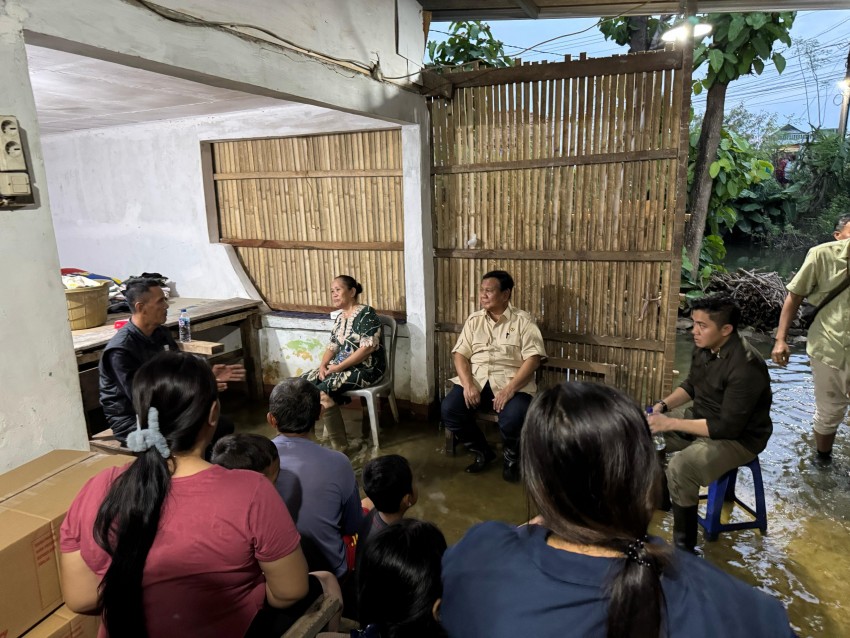 Terobos Genangan Air, Prabowo Turun Langsung Sapa Warga Terdampak Banjir Bekasi