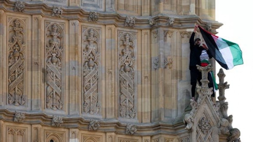 Bawa Bendera Palestina, Pria Ini Nekat Panjat Big Ben London