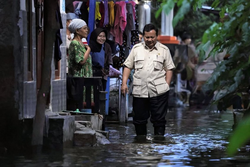 5 Potret Langka Presiden Prabowo Kunjungi Korban Banjir dengan Jalan Kaki