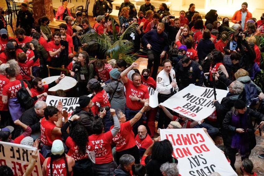 Demonstran Yahudi Serbu Trump Tower New York untuk Dukung Palestina