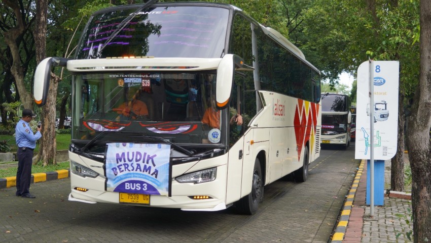 ITS Lepas Rombongan Mahasiswa Mudik Menuju 64 Daerah Tujuan