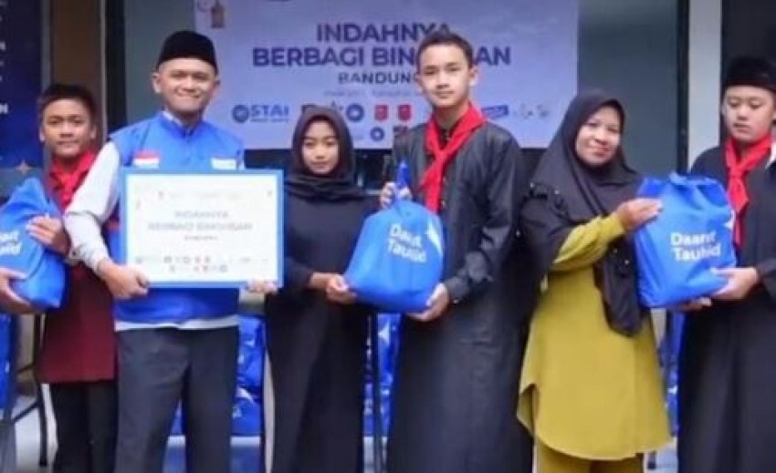 Pesantren Daarut Tauhiid Bagikan Bingkisan Lebaran ke Tetangga Lingkungan Pondok