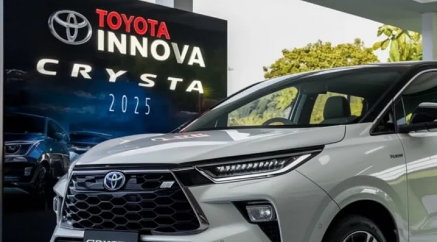 Toyota Innova Crysta 2025 Hadirkan Pintu Geser Otomatis & Kursi Kenyamanan Yang Mewah