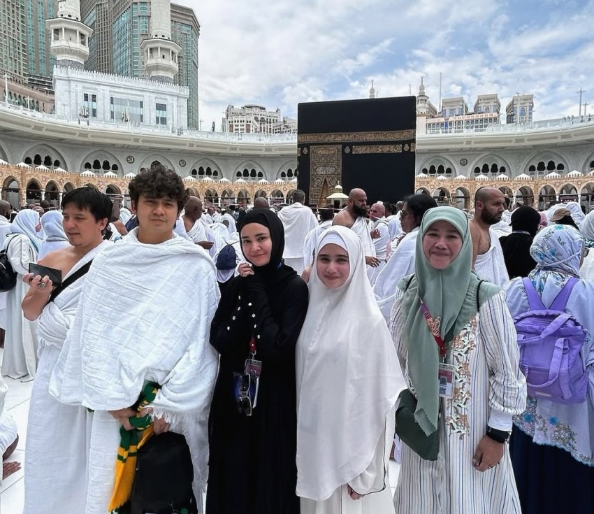 Momen Tissa Biani Umrah Bareng Pemain Film Assalamualaikum Baitullah