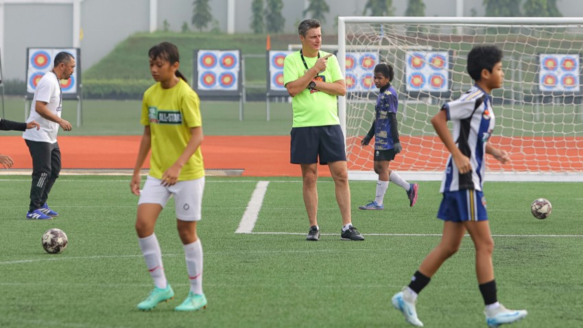 Strategi Rahasia Timo Scheunemann Latih Tim Sepak Bola Putri Indonesia Jelang JSSL Singapore 7s 2025