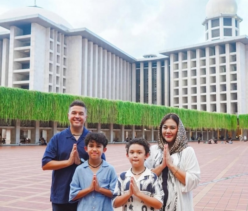 Tangis Sissy Prescillia Saat Pertama Kali Masuk Masjid Istiqlal di Usia 40 Tahun