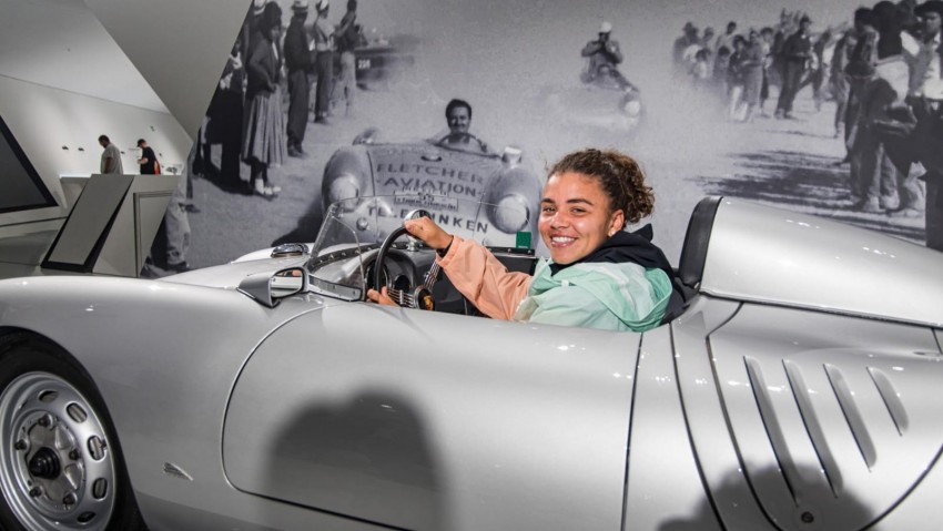 Jasmine Paolini Memulai Pekan Turnamen Dengan Mengunjungi Museum Porsche, dan Diprediksi Sebagai Kandidat Juara