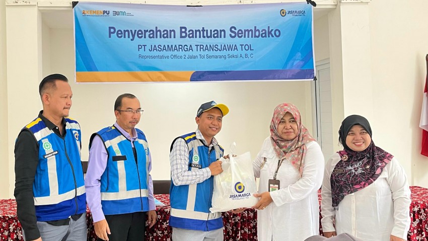 Jasa Marga Salurkan 1000 Paket Sembako di Sembilan Kelurahan Sekitar Jalan Tol Semarang