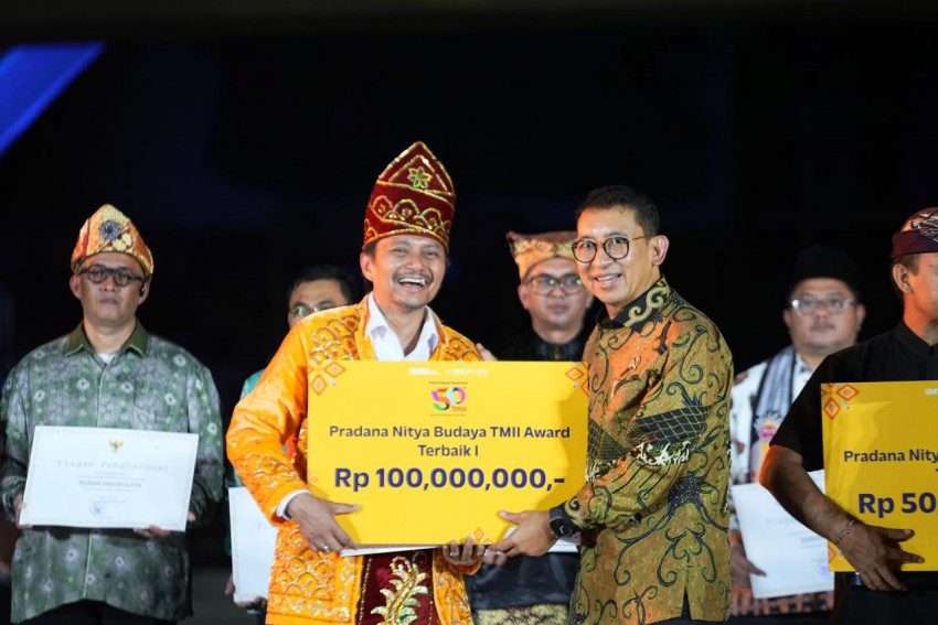 Kementerian Kebudayaan Berikan Anugerah Pradana Nitya Budaya untuk Anjungan Daerah Terbaik TMII