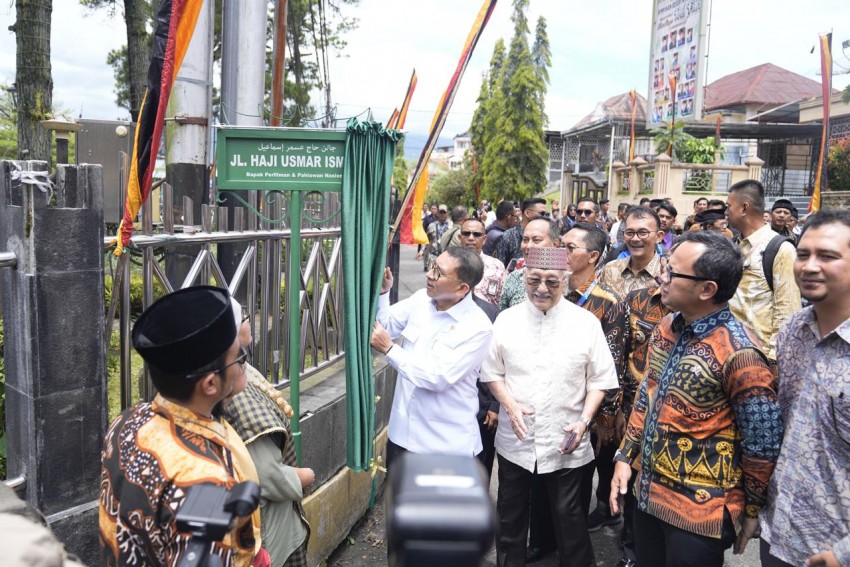 Promosikan Nilai Budaya Lewat Tokoh Perfilman Tanah Air, Menteri Kebudayaan Resmikan Nama Jalan Haji Usmar Ismail di Kawasan Jam Gadang