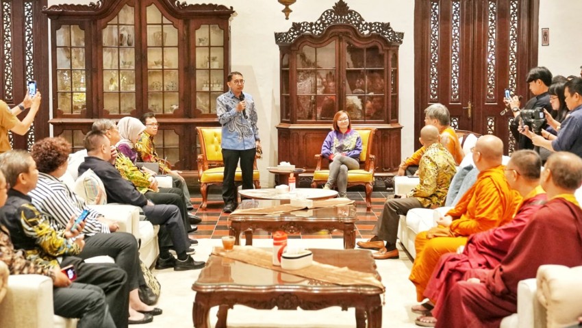 Jelang Waisak, Menbud Fadli Zon Serukan Restorasi Simbol Sakral Borobudur