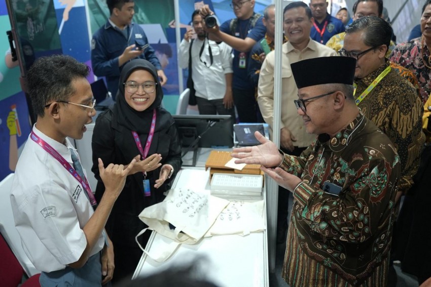Mengapa Juru Bahasa Isyarat Selalu Pakai Busana Hitam? Ini Alasannya