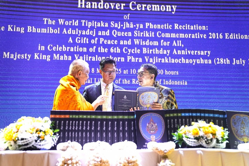 Menbud Fadli Zon Terima World Tipitaka Sajjh?ya Phonetic Recitation dari Thailand untuk disimpan Perpustakaan Nasional