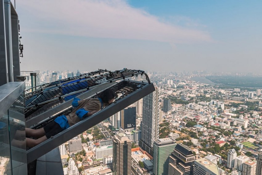 Thailand Luncurkan Wahana Ekstrem Miring dari Gedung Setinggi 300 Meter