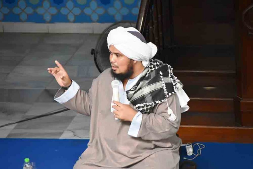 Tak Bisa Berangkat dengan Visa Furoda? Ustaz Derry: Sabar, Allah Pasti Ganti Lebih Baik