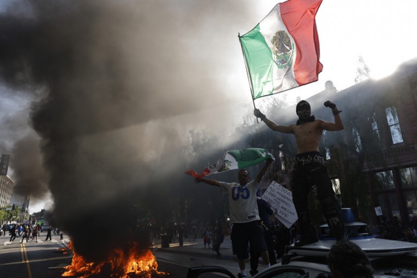 Mengapa Bendera Meksiko Mendominasi Demo Kebijakan Imigrasi di LA?