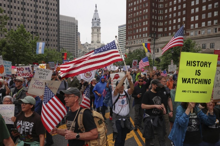 Jutaan Demonstran Anti-Trump Padati Seluruh Wilayah AS Trump Harus Pergi Sekarang!