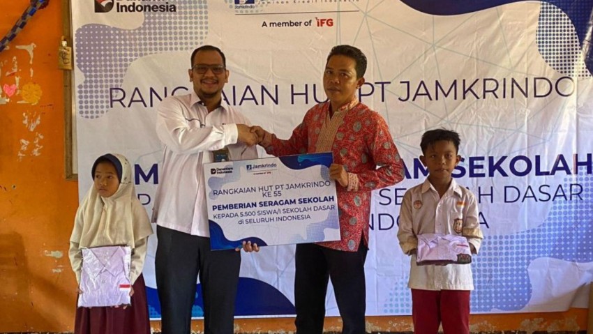 Jamkrindo Bagikan 5.500 Seragam & 55 Laptop, Fokus Bantu Sekolah di Wilayah 3T