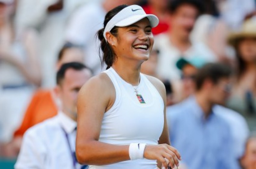 Bintang Tenis Wimbledon, Emma Raducanu Puaskan Penonton Tuan Rumah Lolos ke Babak Kedua
