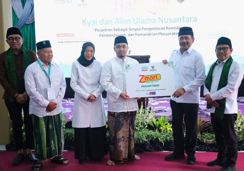 BAZNAS Salurkan Bantuan Zmart Pesantren Rp500 Juta di Jatim, Disaksikan Menko PM