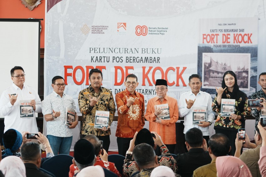 Sejarah Visual Sumbar: Menteri Fadli Zon Rilis Buku Kartu Pos Fort de Kock