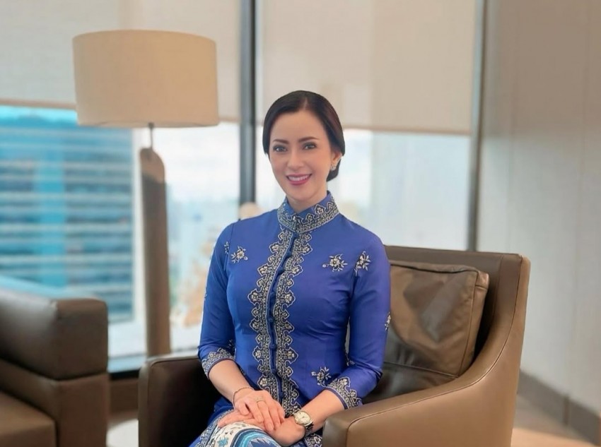 Pesona Alexandra Askandar, Bankir Cantik dalam Balutan Wastra Nusantara