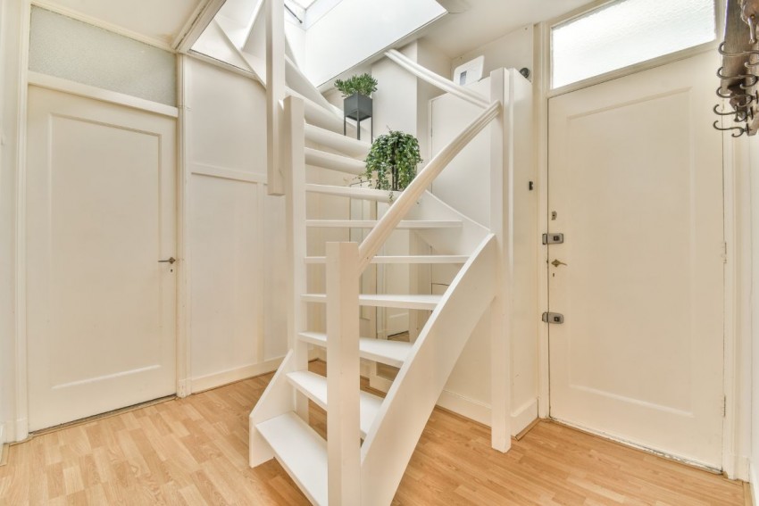 7 Desain Tangga Rumah untuk Hunian Mungil, Hemat Ruang dan Nggak Kelihatan Sumpek