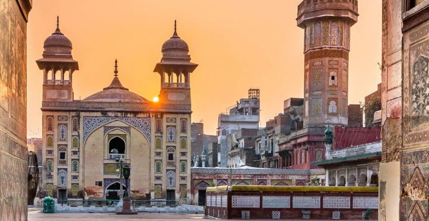 Model dan Fotografer di Pakistan Didakwa karena Pemotretan Tak Pantas di Masjid Wazir Khan