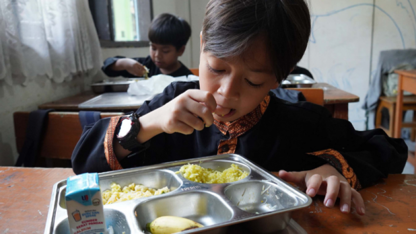 Pakai Food Tray yang Mengandung Minyak Babi, Bagaimana Hukumnya dalam Islam?