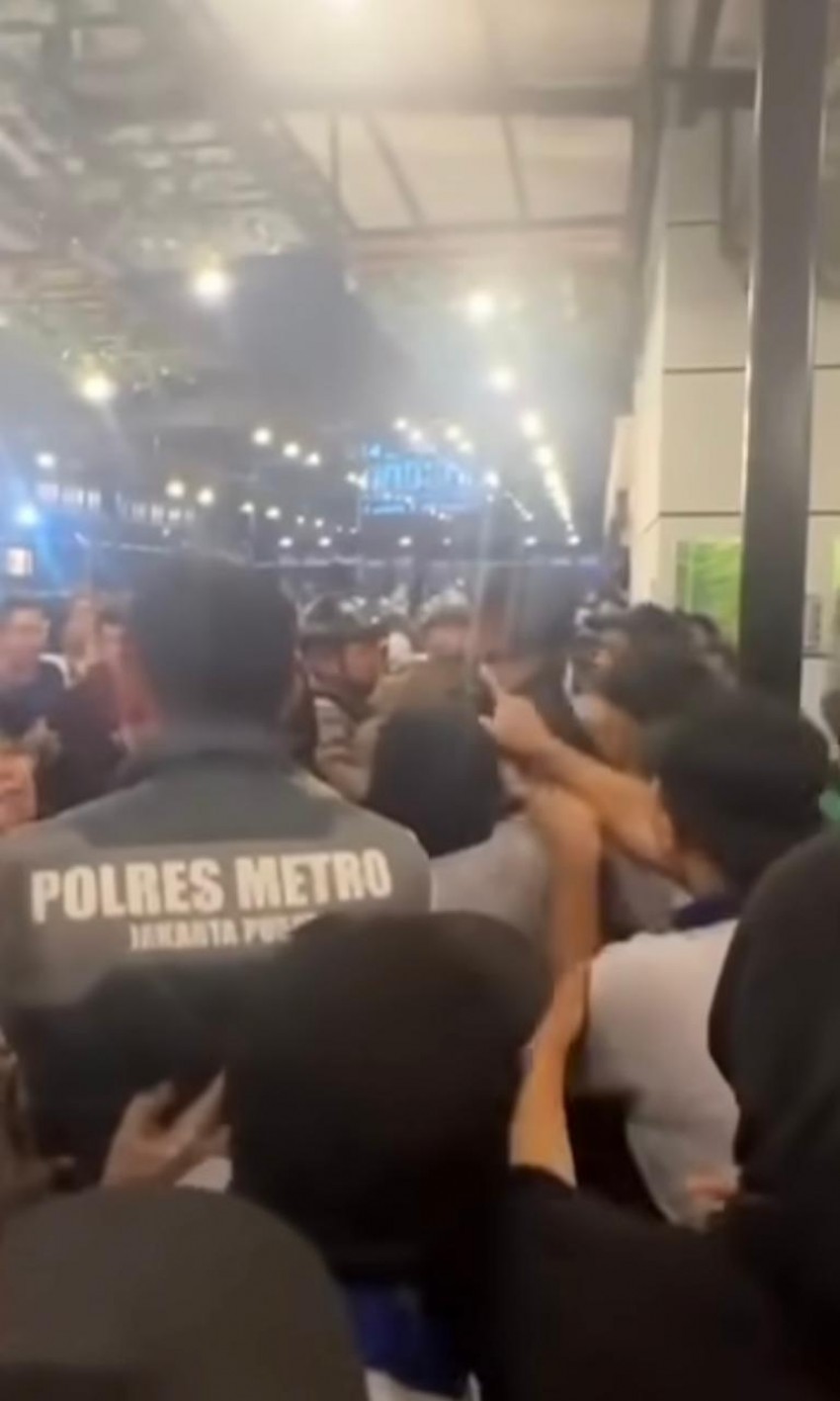 Viral Video Aparat Tangkap Pendemo di Restoran Tapi Malah Diusir Karyawan & Pengunjung