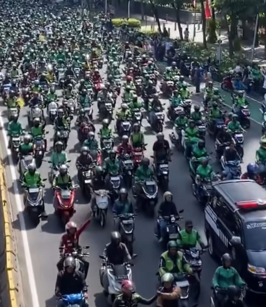 Pasukan Ojol Kawal Pemakaman Affan yang Tewas Dilindas Barracuda Polisi