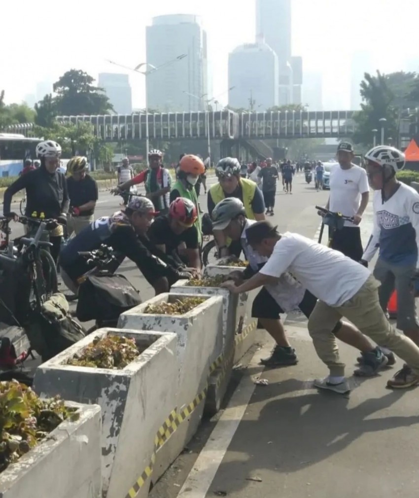 Respek, Aksi Koalisi Pejalan Kaki dan Koalisi Pesepeda Bantu Bersihkan Jalanan Imbas Demo