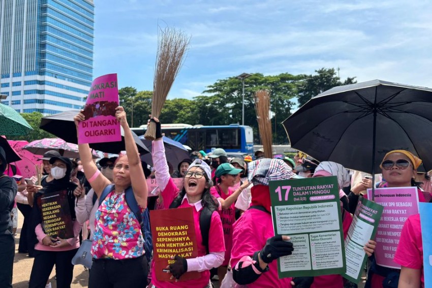 Media Asing Ramai-ramai Beritakan Demo Aliansi Perempuan Indonesia, Seragam Pink dan Sapu Lidi Jadi Sorotan