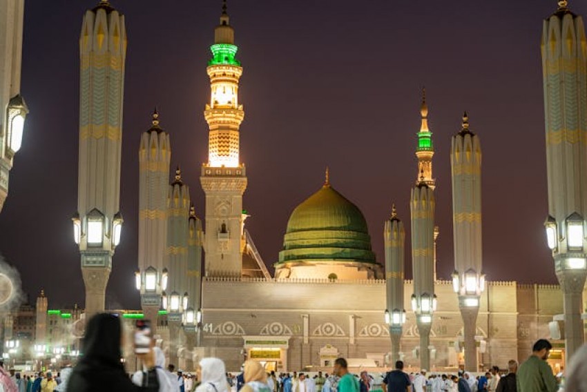 Suara Ledakan Dekat Masjid Nabawi Guncang Madinah, Netizen Spekulasi Rudal