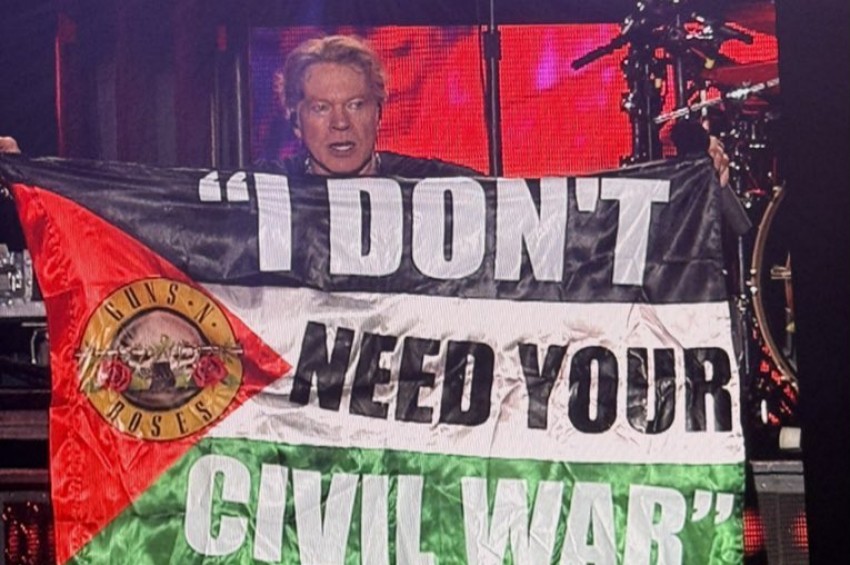 Axl Rose Bentangkan Bendera Palestina saat Tampil di Bogota