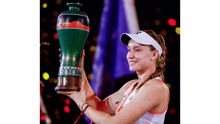 Petenis Cantik Rybakina Kalahkan Alexandrova untuk Raih Gelar Ningbo Open yang Bersejarah